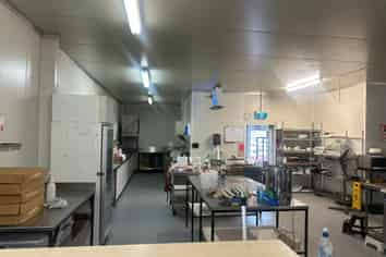 Showroom & Workshop with many parks