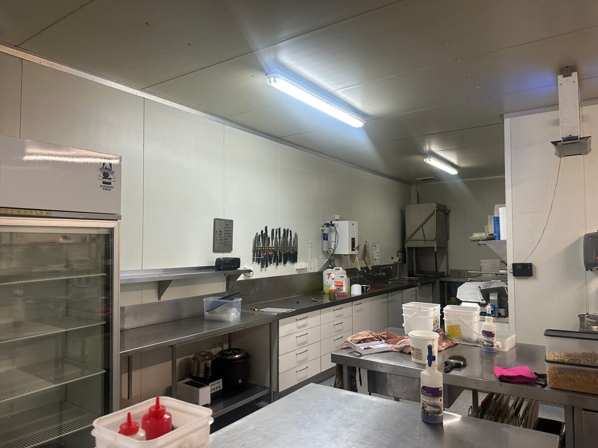 Showroom & Workshop with many parks - Mehr