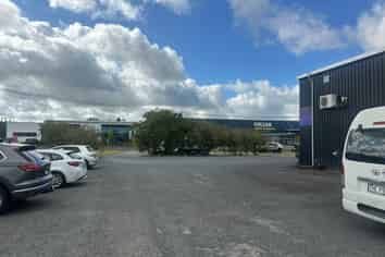 Showroom & Workshop with many parks