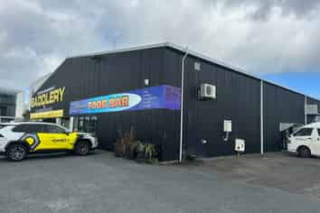 Showroom & Workshop with many parks