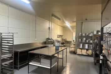 Showroom & Workshop with many parks