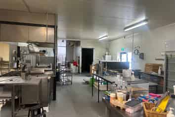 Showroom & Workshop with many parks