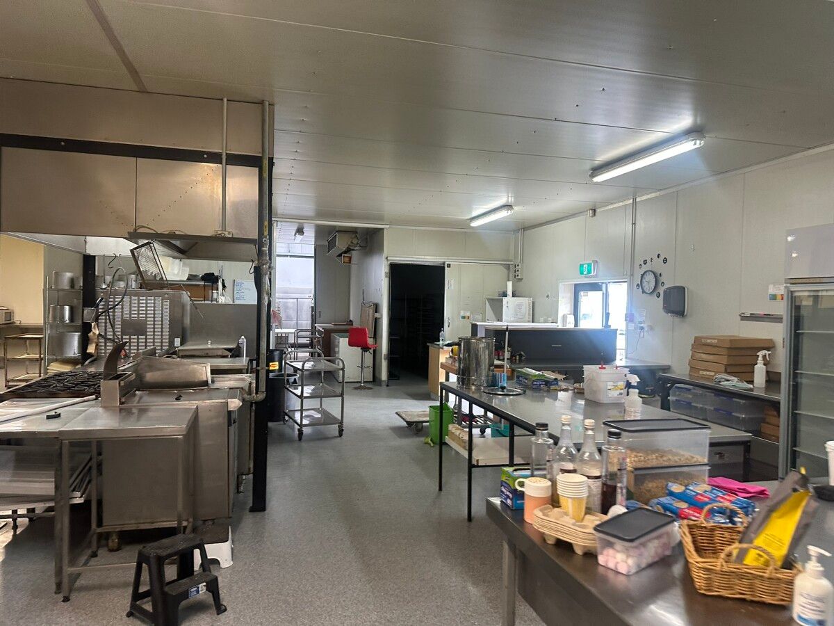 Showroom & Workshop with many parks - Ansicht 5