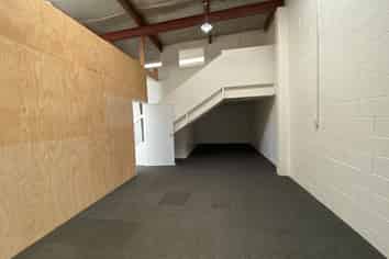 RENT REDUCED! TIDY OFFICE/WARHOUSE