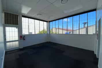 RENT REDUCED! TIDY OFFICE/WARHOUSE