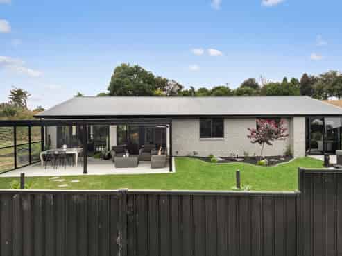 10 Tari Road, Pukeatua