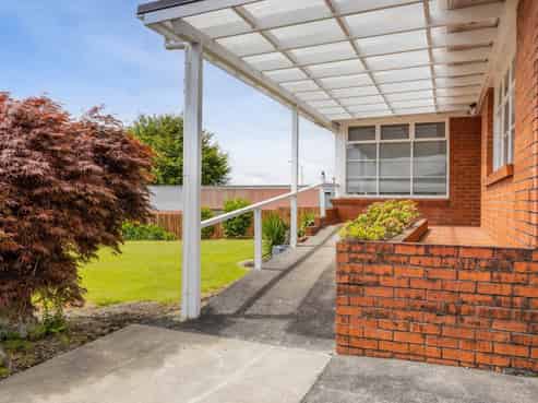 Prime Commercial Property on Broadway, Stratford!