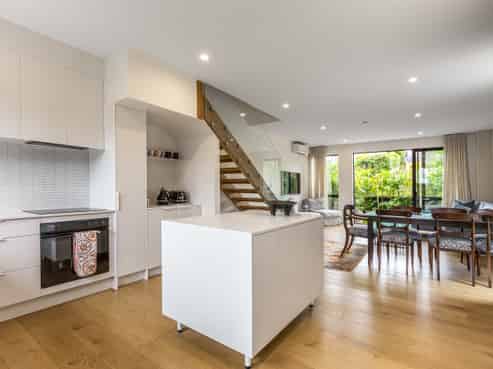 2/37 Glen Atkinson Street, St Heliers