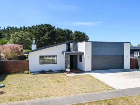 28 Sandown Avenue, Himatangi Beach