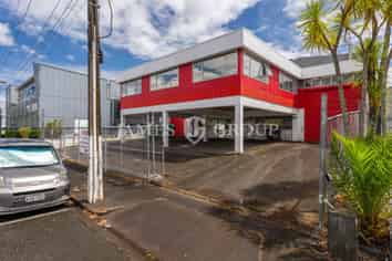 HIGH-STUD WITH PARKING IN MOUNT EDEN