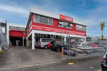 HIGH-STUD WITH PARKING IN MOUNT EDEN