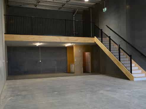 BRAND NEW COMMERCIAL IN GROWING HAUTAPU