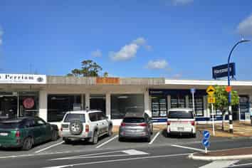 Tightly held retail in Mairangi Bay