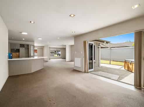 8 Owhatiura Drive, Lynmore