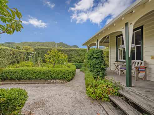 35 Pa Road, Hahei
