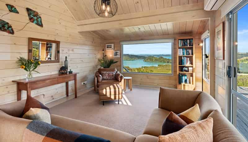 16 Lichen Grove, Russell