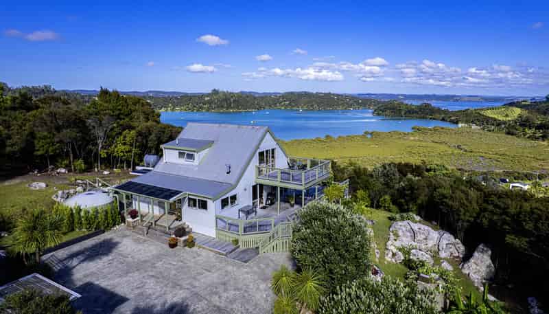 16 Lichen Grove, Russell