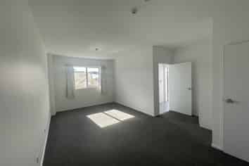 Self contained Riverhead office/studio