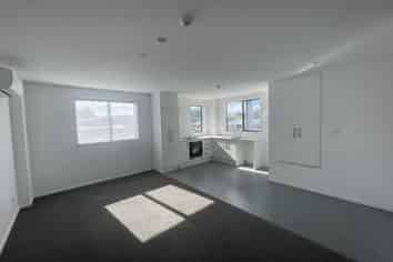 Self contained Riverhead office/studio