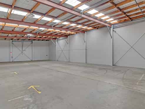 Dual tenancy warehouse – calling owner occupiers