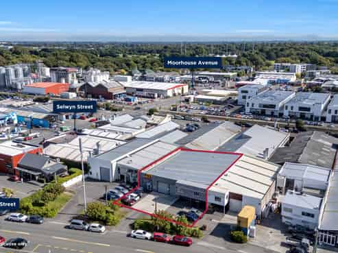 Dual tenancy warehouse – calling owner occupiers