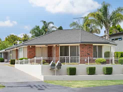 904 River Road, Queenwood