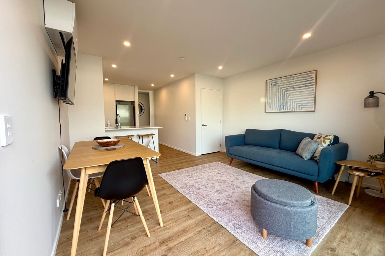 FULLY FURNISHED MODERN STYLISH TOWNHOUSE IN PRIME LOCATION! AVAILABLE NOW! - Aanzicht 4