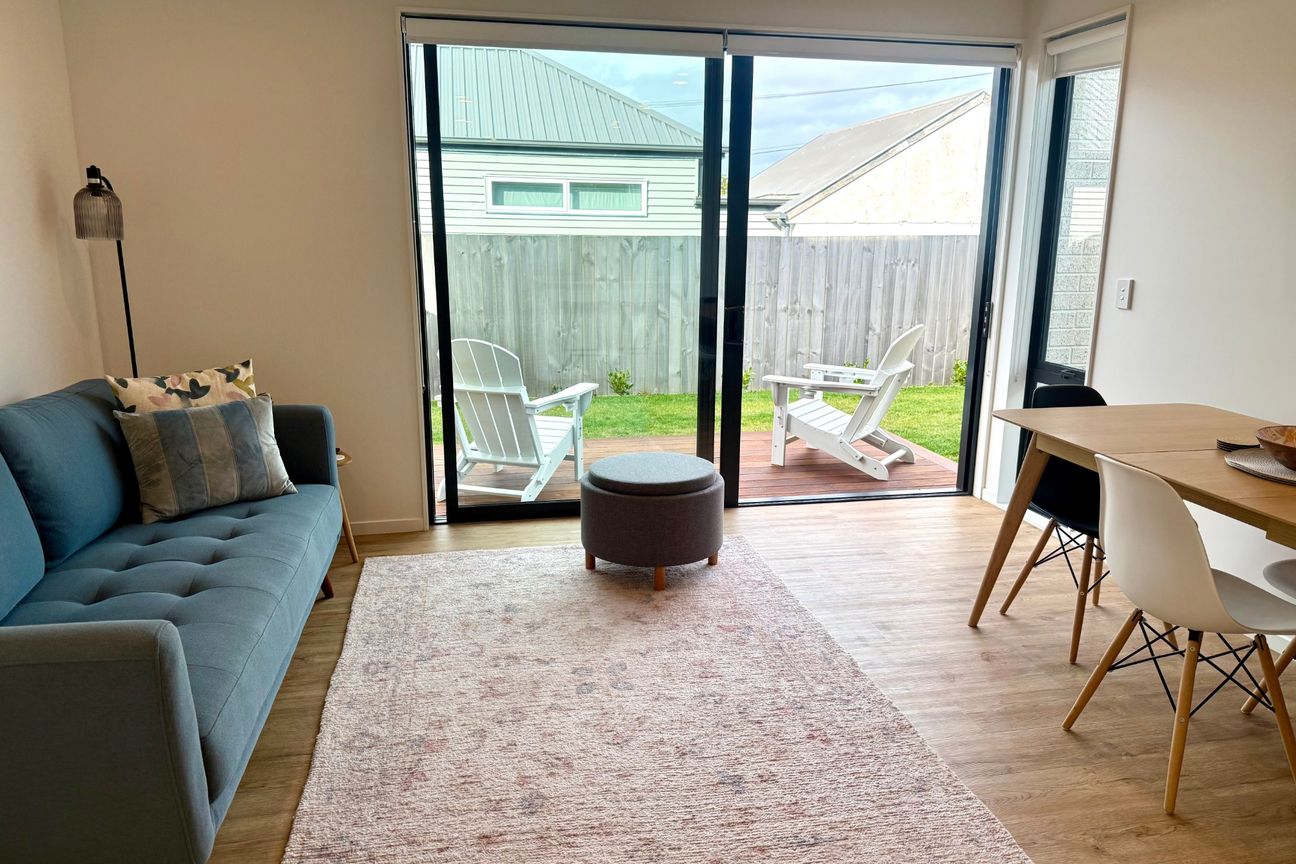 FULLY FURNISHED MODERN STYLISH TOWNHOUSE IN PRIME LOCATION! AVAILABLE NOW! - Aanzicht 6
