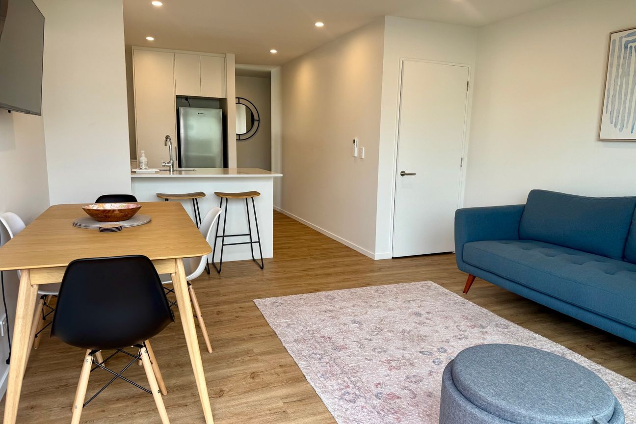 FULLY FURNISHED MODERN STYLISH TOWNHOUSE IN PRIME LOCATION! AVAILABLE NOW! - Aanzicht 5