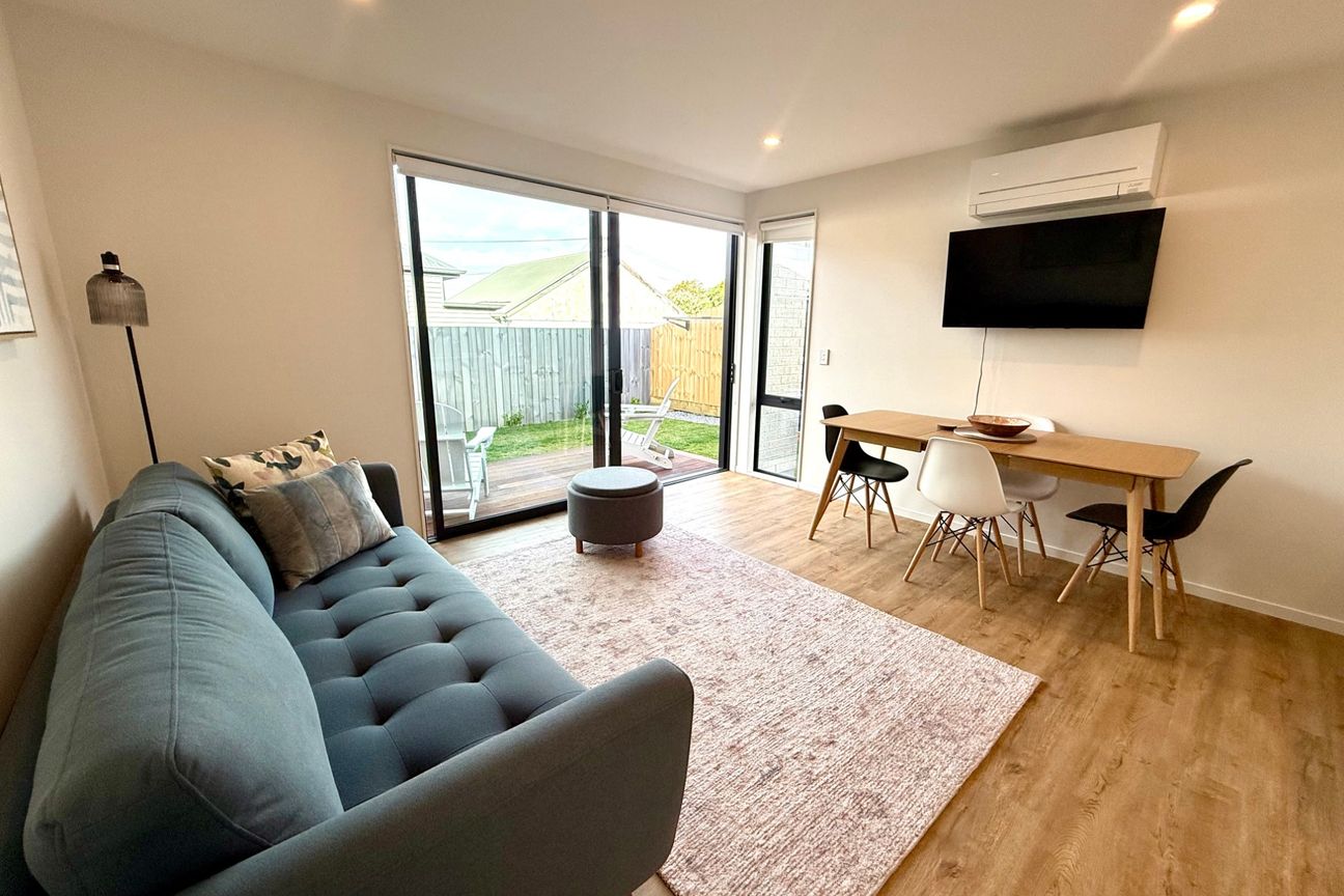 FULLY FURNISHED MODERN STYLISH TOWNHOUSE IN PRIME LOCATION! AVAILABLE NOW! - Aanzicht 3