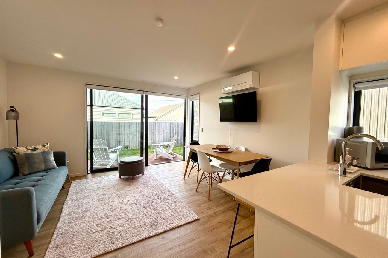 FULLY FURNISHED MODERN STYLISH TOWNHOUSE IN PRIME LOCATION! AVAILABLE NOW! - Aanzicht 2