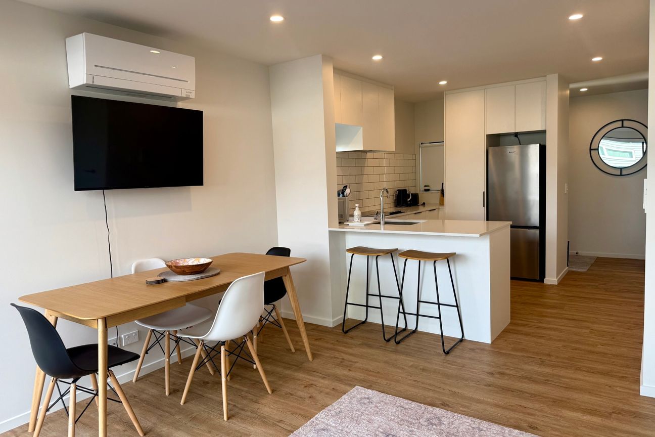 FULLY FURNISHED MODERN STYLISH TOWNHOUSE IN PRIME LOCATION! AVAILABLE NOW! - Meer