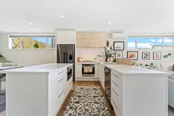 33 Sanremo Lane, Stanmore Bay