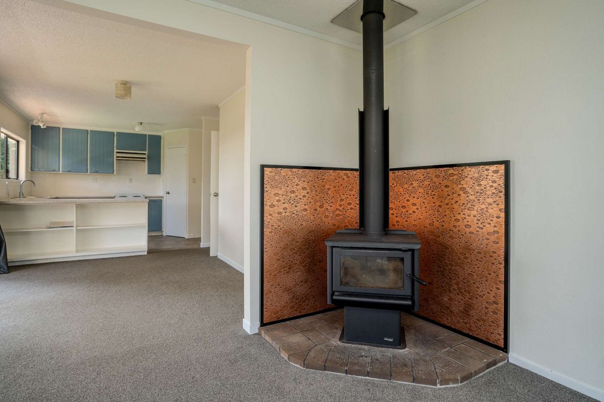 INVEST OR FIRST HOME - SHORT WALK TO TOWN! - Więcej