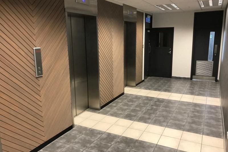 Modern Open Plan Office: Prime Connectivity - Vista 4