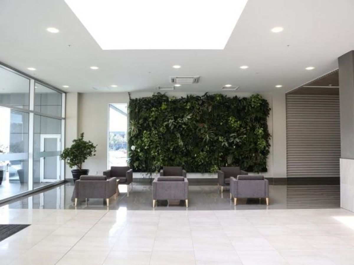 Modern Open Plan Office: Prime Connectivity