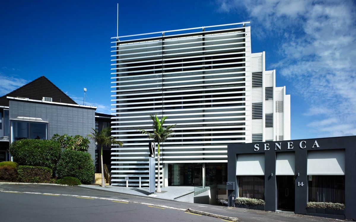 ARCHITECTURALLY DESIGNED OFFICE WITH 10 PARKS