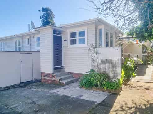 214 East Coast Road, Forrest Hill
