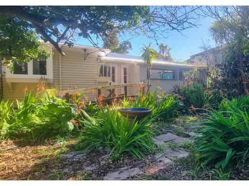 214 East Coast Road, Forrest Hill