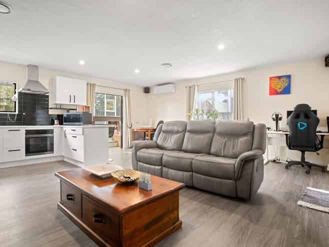 2/6 Makora Road, Massey
