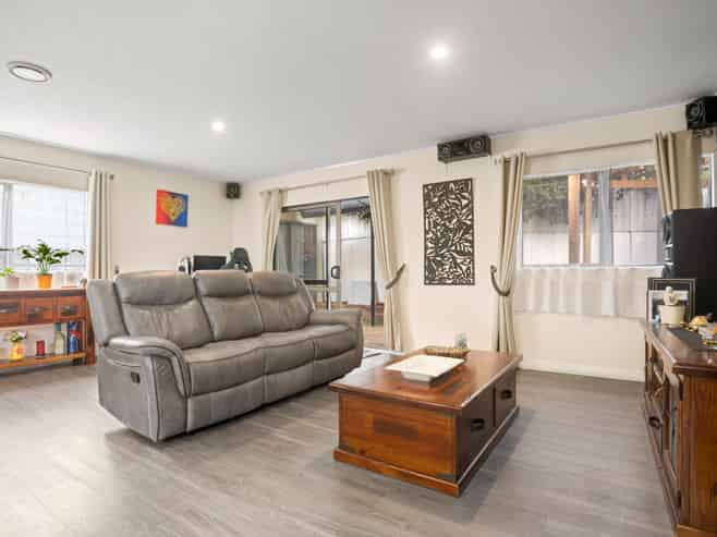 2/6 Makora Road, Massey