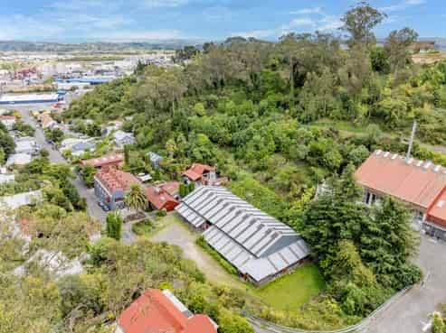 34E Main Street, Bluff Hill