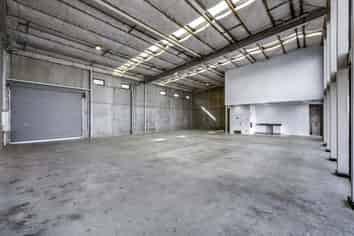 High-Profile 327m2 Industrial Showroom & Warehouse