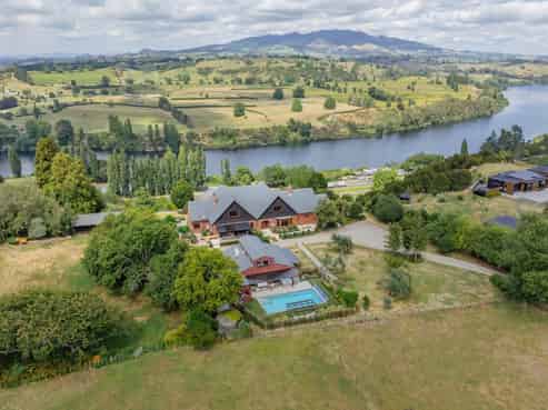 Luxurious Lake Karapiro Lodge