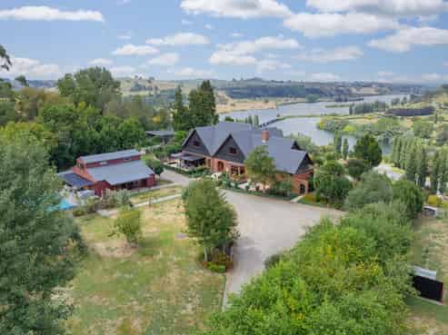 Luxurious Lake Karapiro Lodge