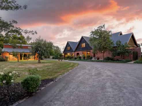 Luxurious Lake Karapiro Lodge