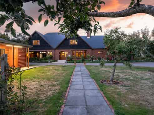 Luxurious Lake Karapiro Lodge