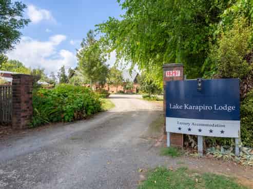 Luxurious Lake Karapiro Lodge