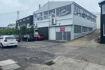 175 sqm Takapuna Workshop / Warehouse