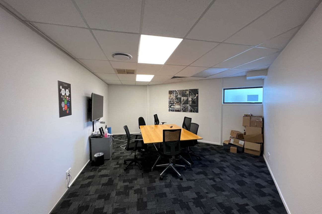COST EFFECTIVE EPSOM OFFICE + 25 PARKS - Mehr
